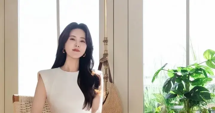 曾黎的气质真是出挑！穿无袖连衣裙+长卷发，优雅又高级！