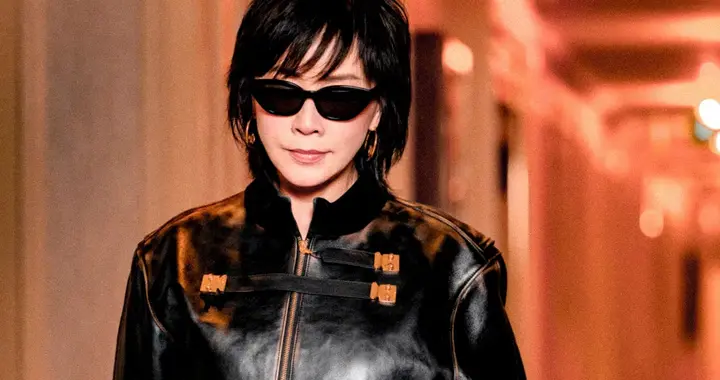 59岁刘嘉玲一点不服老，身穿立领皮夹克搭迷你短裙，气场强大