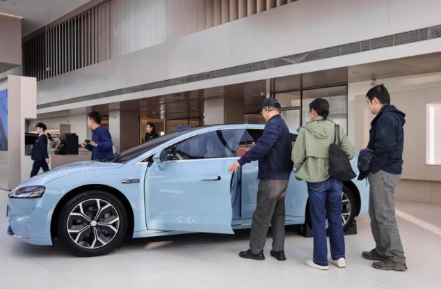 华为智驾技术加持，智界新S7焕新电动轿车新体验