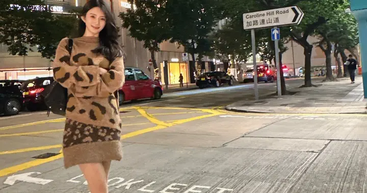 演员赵昕长筒靴穿搭美拍，清纯又可爱