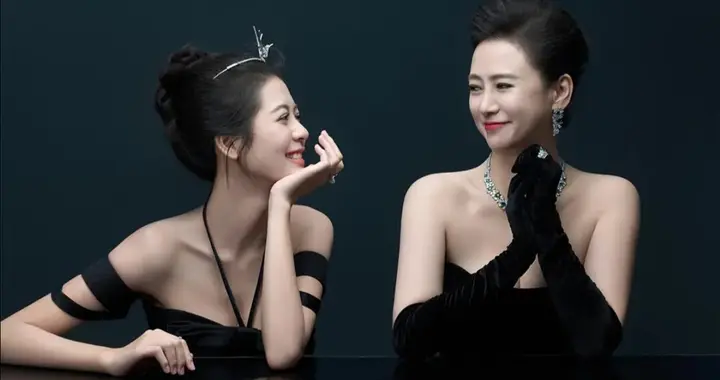 翁虹和女儿的合影，身材还是这么好，女儿爱妈妈还美