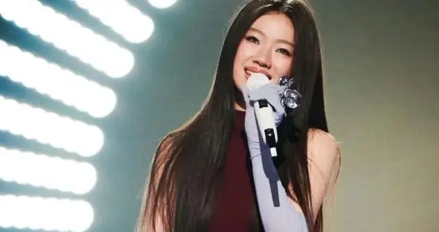 年仅18却疯狂捞金，单依纯家境被曝光后，才知道她为何着急赚钱！