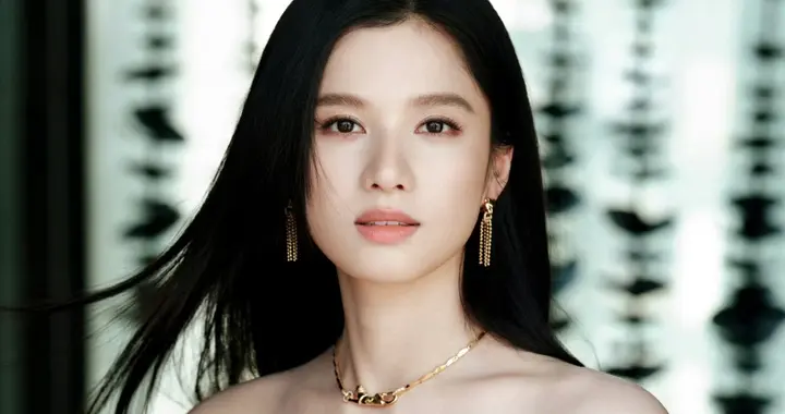 张婧仪黑裙新造型释出！露肩设计超吸睛，贵气感溢出屏幕