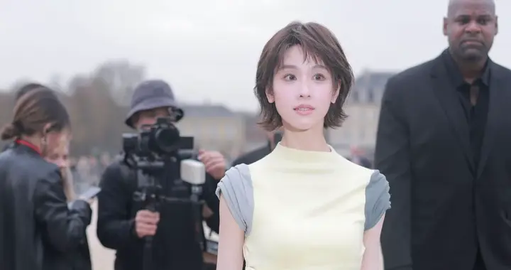 陈都灵现身巴黎时装周，齐耳短发造型瞬间年轻十岁，太美了