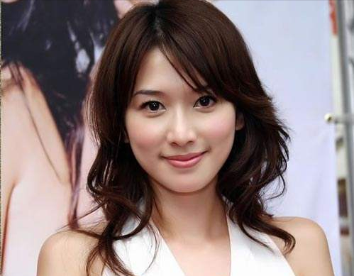 干爹刘銮雄，干妈女首富，亲爹为她5亿招婿，她的人生比戏更精彩