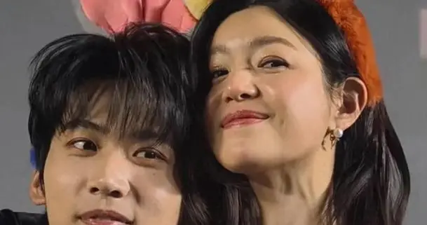 42岁陈妍希剧宣“撩”周柯宇引热议，到底放飞自我还是专业营业？