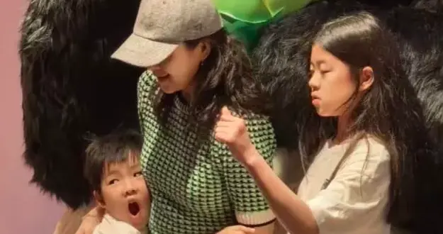 章子怡和两个孩子看熊猫，她抱着醒醒转圈很有爱，小儿子正脸像她