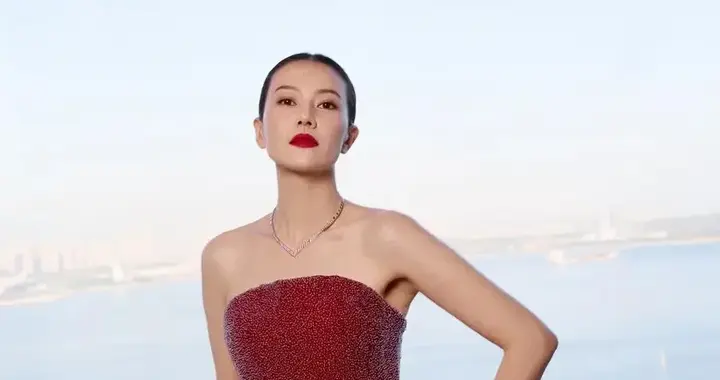 高圆圆当妈后气质大变！一袭红色闪钻抹胸裙，优雅又高级！