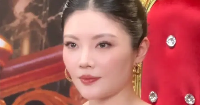 徐冬冬孕相上热搜！胯大腰圆鼻子变宽，尹子维手托肚一脸关心