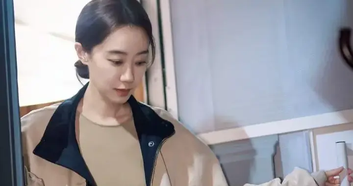 张小斐私服穿搭越来越随性！翻领夹克+打底衫+运动裤，简约又时髦