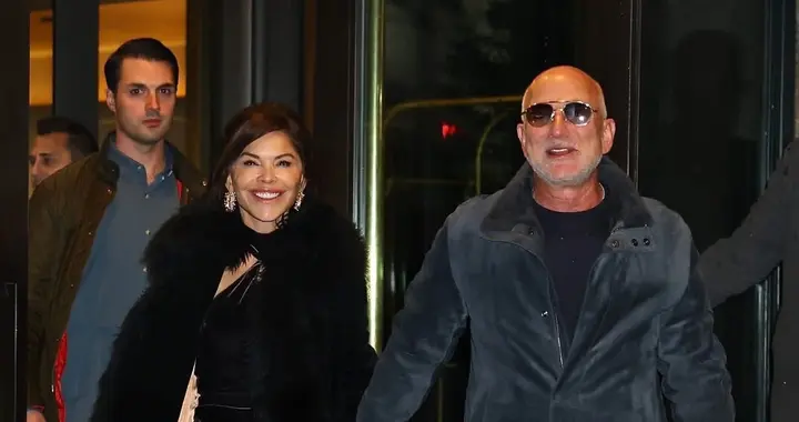 贝佐斯牵手爱妻在纽约出街！老了好多，56岁桑切斯穿皮草，更美了