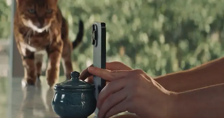 跟谷歌学坏了，三星也发视频“阴阳”苹果没有折叠屏，AI也不行