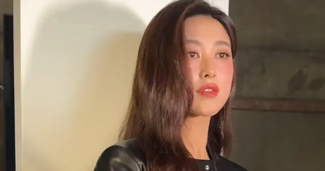 米兰时装周高光时刻，朱珠BV黑色皮衣造型，41岁状态碾压全场