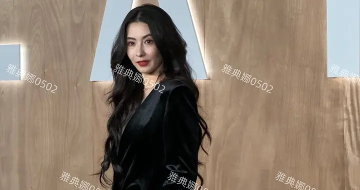 张柏芝虽然很漂亮但脸也有点僵了眼里满是疲惫，拍照开始挑角度了