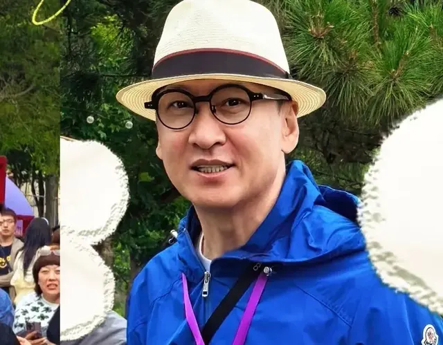 54岁周杰在北京参加戏剧节，打扮英伦范，身材超好，素颜状态一般