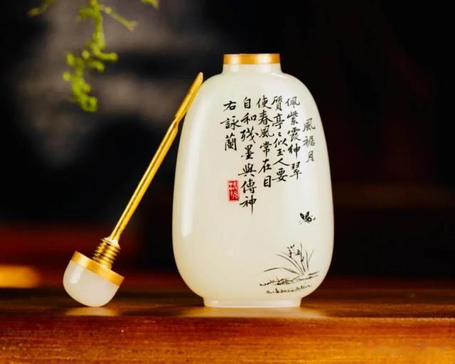 奇石|文玩圈的“掌中宝”！和田玉巧雕“咏兰”鼻烟壶！