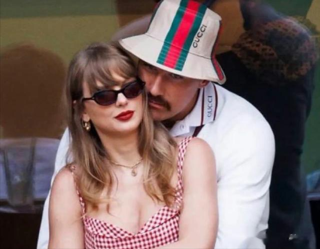 Taylor swift 和男朋友观看美网男单决赛，观众席变成了狗粮席