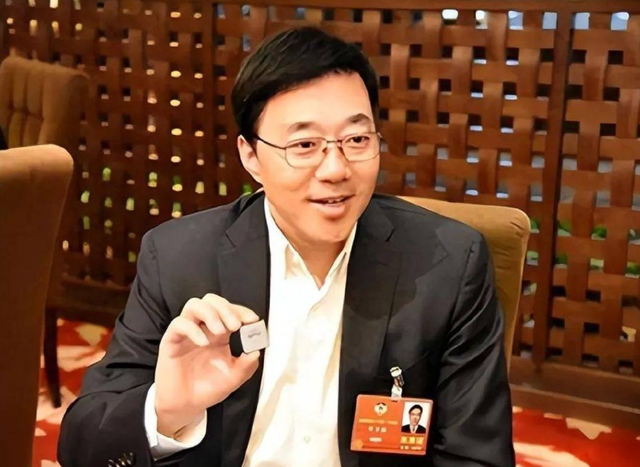 轮到美被“垄断”了，“芯片之父”弃美回国，研发成果堪比核武