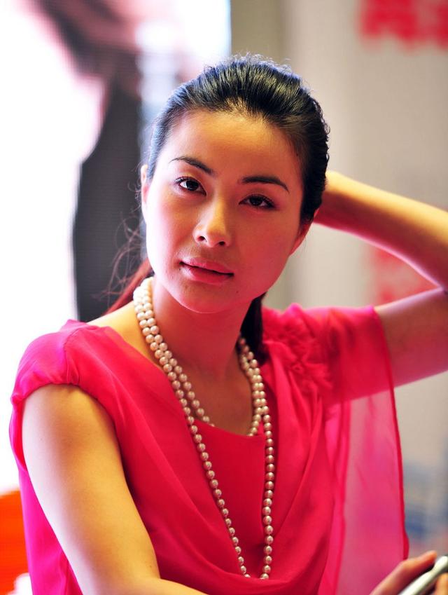 郭晶晶机场偶遇宗馥莉,顺口叫了一声宗老板,宗馥莉回答显亲密关系