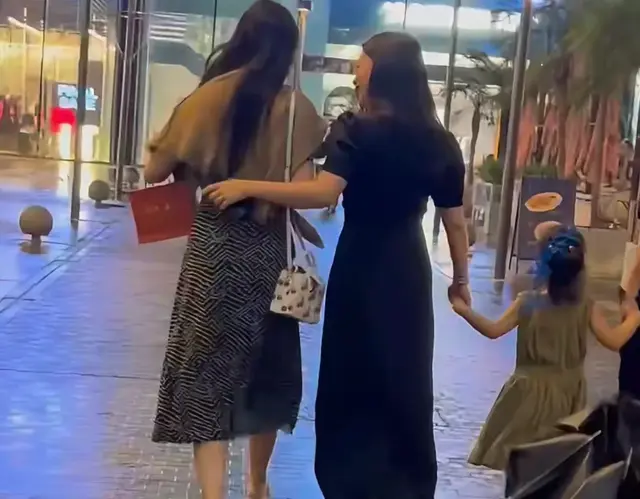 刘亦菲和朱珠一家逛街，女神背影很有氛围感，朱珠老公穿的很骚包