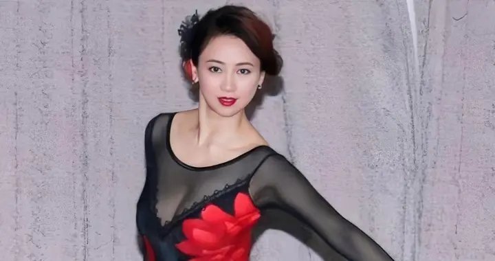 翁虹在舞台上翩翩起舞