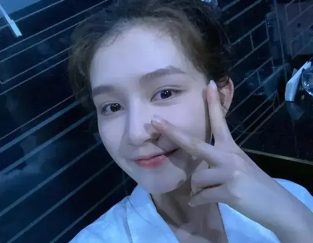 陈思诚老牛吃嫩草！小21岁女友曝光！颜值身材不输前妻佟丽娅！