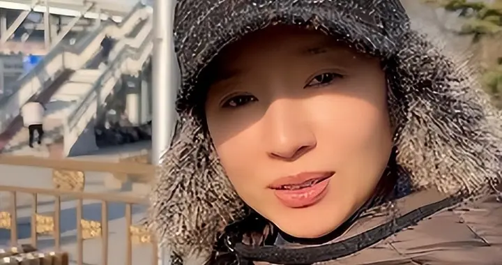 离婚十年，45岁董洁天安门骑行，大口吃肉穿2w羽绒服，生活很潇洒