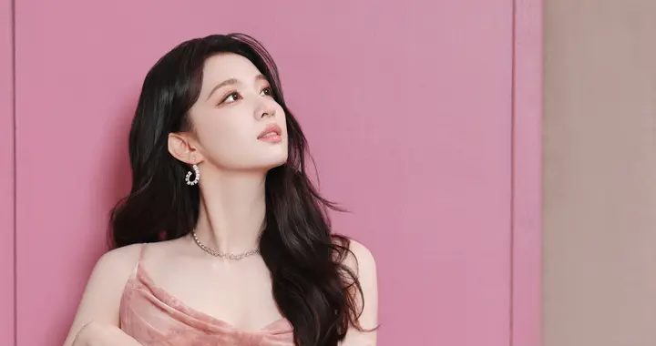 王楚然最新物料，大长腿又直又白 ???