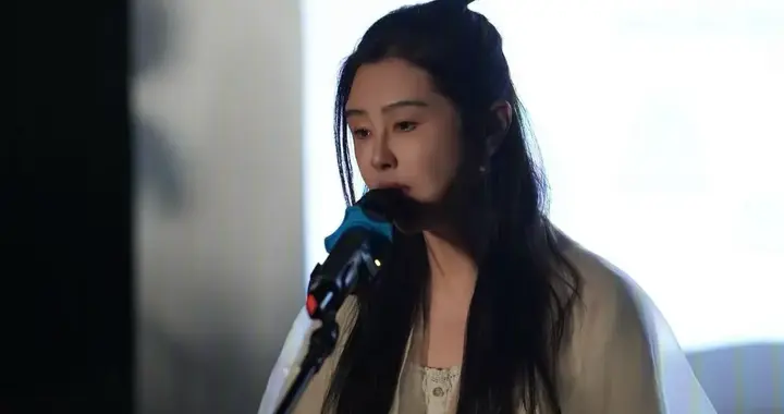 王祖贤参加线下活动，穿古装再现“聂小倩”，气质超群依然很漂亮