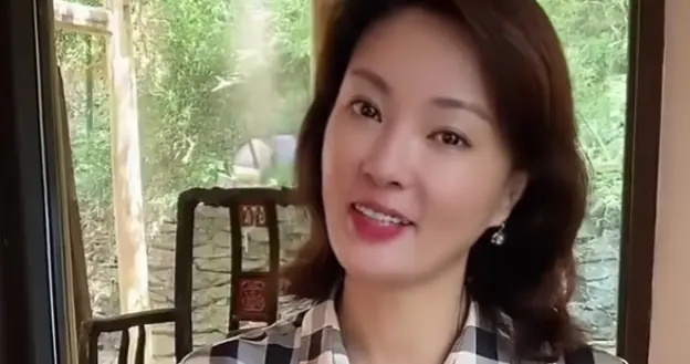 刘芳菲波浪卷发配格纹衬衫裙讲述教师家族温柔大气尽显东方女性美