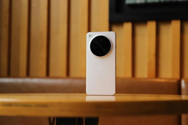 5000块换手机，128G的iPhone16和国产旗舰，该做何选择?