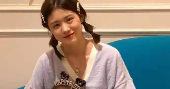 汪峰大女儿小苹果身高1米78，长相出众，气质优雅