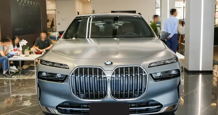 售价91.90万元起，2026款宝马7系上市，配置升级，竞争奔驰S级