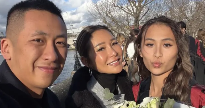 洗米华24岁女儿英国毕业，洗米嫂前往参加毕业礼，继子晒三人合照