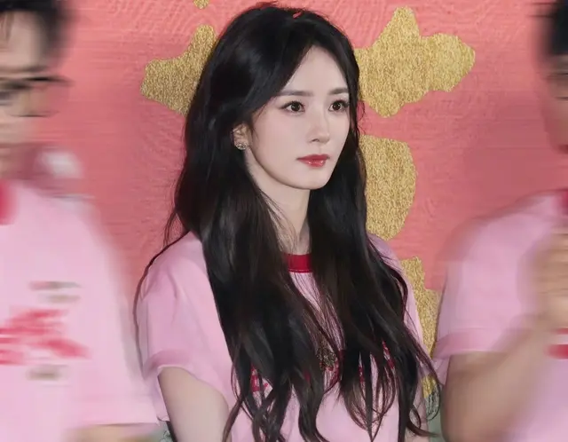 还得是杨幂呀！简单的“粉色T恤”，配半身裙甜美又洋气！