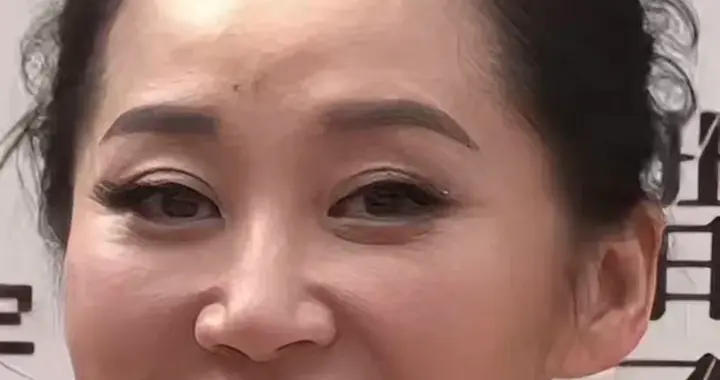 56岁许晴，无美颜无滤镜的状态，俩酒窝真的好美，不愧是第一美女