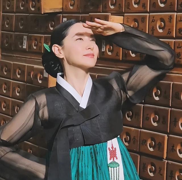 53岁李英爱穿透视韩服，大批韩国女星擦边出圈，网友：韩娱要完了