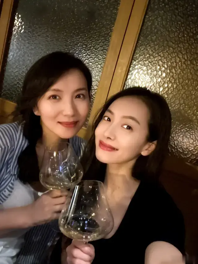 陈好晒与宋茜聚会照，并配文：七月第一聚[干杯]。