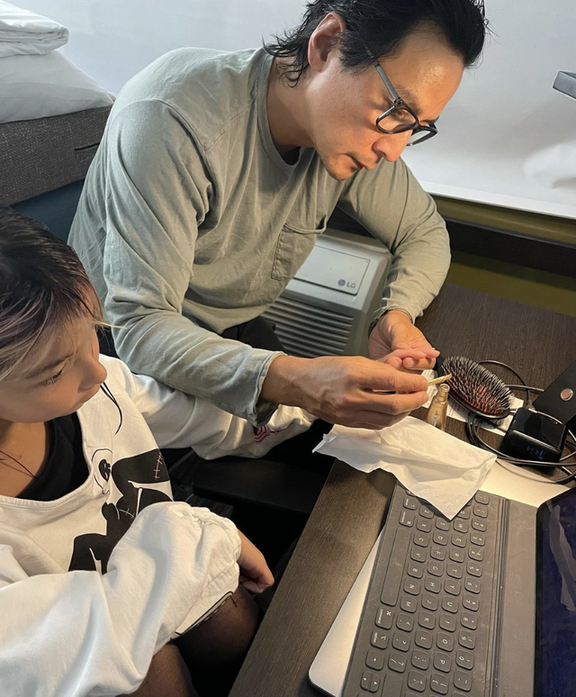 大放异彩|吴彦祖为女儿涂指甲，被妻子夸是最好的爸爸，9岁吴斐然颜值超高