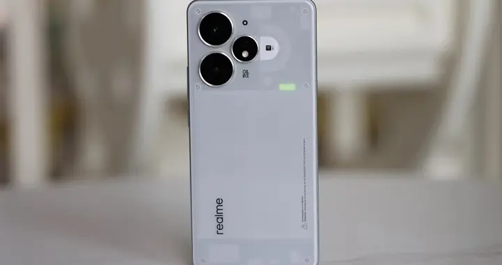 245萬分+144HZ直屏+7200mAh+滿級防水，可以撿漏的“中端機皇”