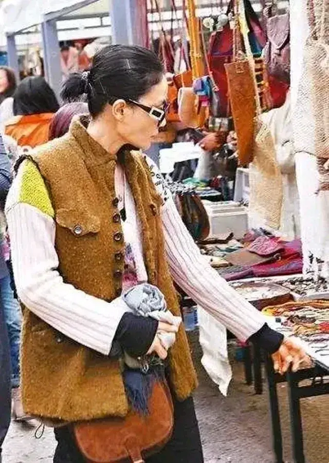 王菲的生图，脸凹陷扎小揪用廉价钢夹夹碎发，还觉得她高不可攀吗