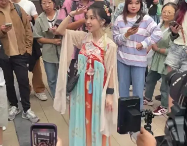 冯提莫：重庆街头像老小孩，初中同学曝其身高1米48还穿了厚底鞋