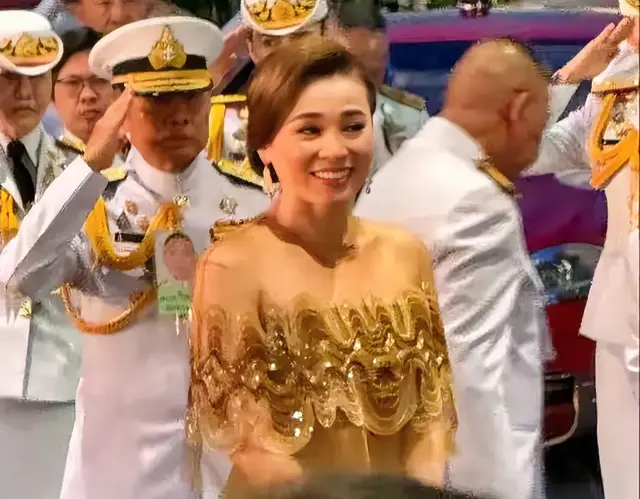 苏后金丝礼服闪耀音乐会，凭个人魅力拉高王室影响力，欧拉弄惨败