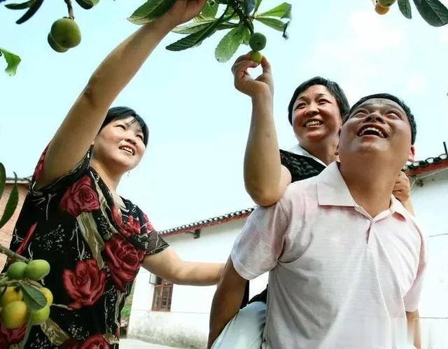 重庆一男子离婚不离前妻，与两任妻子相处和谐，并带领前妻致富