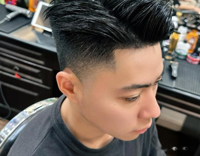 夏日清爽发型指南：男生必备的三款露额发型！