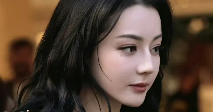 迪丽热巴亮相迪奥巴黎时装周，美神降临尽显高奢适配度