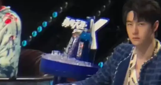 王一博“媚眼杀”又翻车？粉丝集体“装瞎”反成最甜名场面