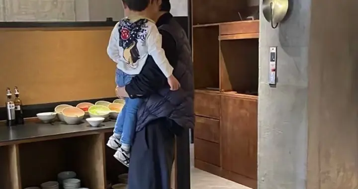 魏晨一家阿那亚度假，三岁儿子大长腿抢镜，后脑勺都很像爸爸魏晨