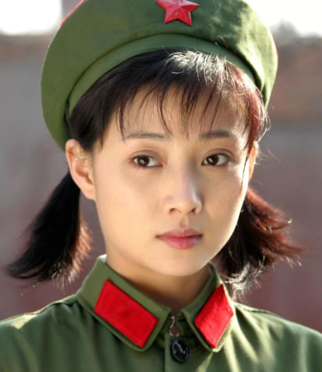 她是演员中的女富豪，多辆豪车轮流开，如今45岁却活得像20岁