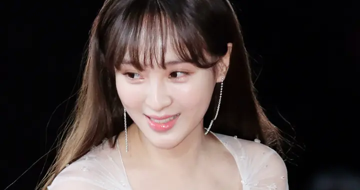 女星因太漂亮遭生父“软禁”！坦言被管到喘不过气：像活在监狱